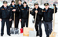Відэафакт: Рэчыцкіх міліцыянтаў адправілі чысціць снег